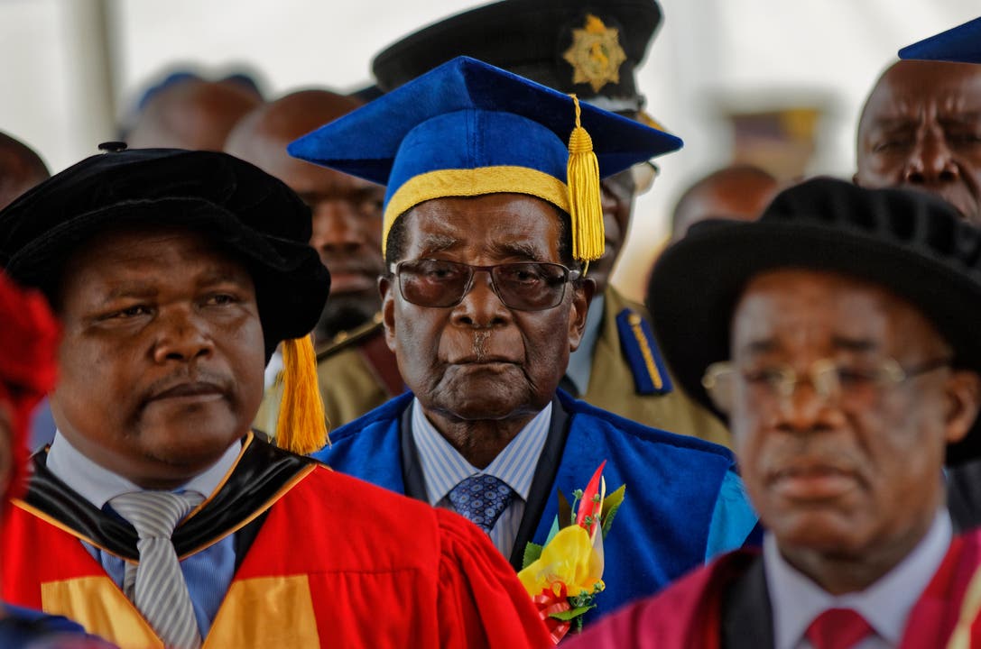 Die Militärführung will Mugabe dazu bringen, freiwillig zurückzutreten. Doch der weigert sich. Immerhin darf er an einer Zeremonie der Freien Universität nahe Harare teilnehmen - so wie das schon lange zuvor vorgesehen war.