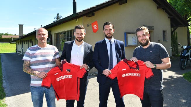 Von links: Trainer René Scherz, Luca Liloia, Michael Ludäscher und FCSN-Co-Präsident Joël Kleger.