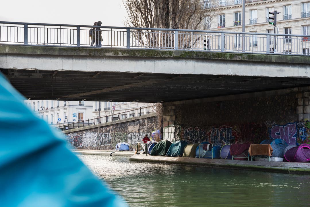 ...Decken und Zelte an obdachlose Geflüchtete in Paris.