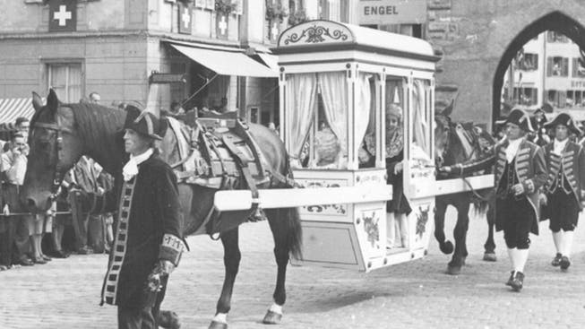 Im Corso von 1947 wurde auch eine Sänfte durch die Stadt getragen.