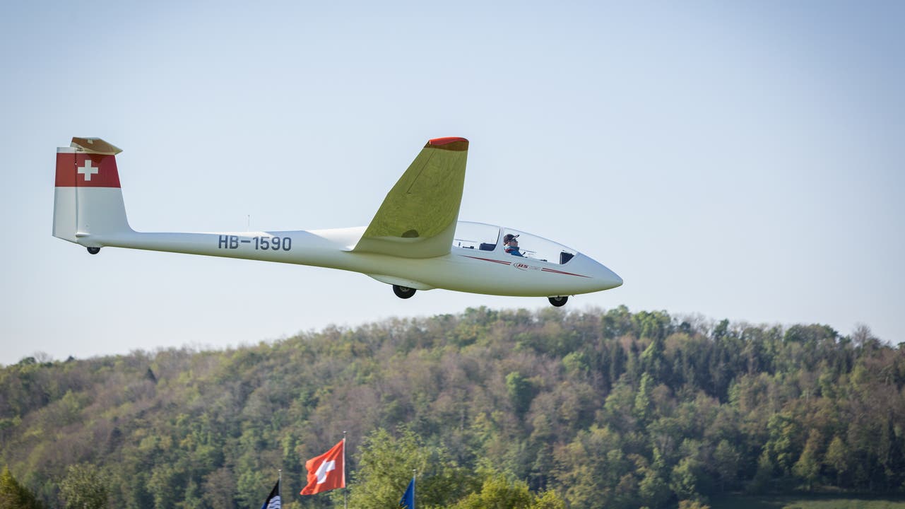 Der 15-jährige Flugschüler landet mit der ASK-21 sicher auf dem Flugplatz Birrfeld.