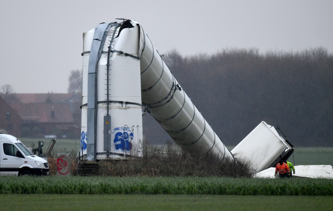 In Volksdorf (D) ist eine Windkraftanlage eingeknickt.
