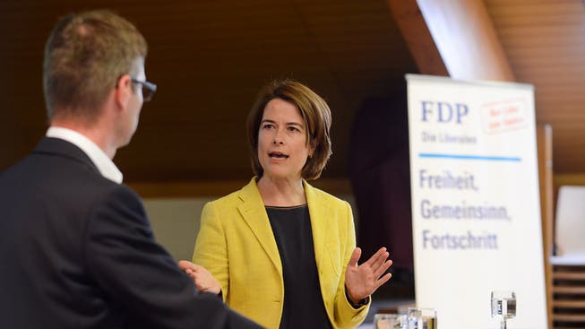 Der neu gewählte Präsident der FDP Recherswil, Jörg Aebischer, mit Petra Gössi. (Archivbild)