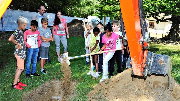 Symbolischer Spatenstich: Schüler vergraben einen «Schatz für die Nachwelt»