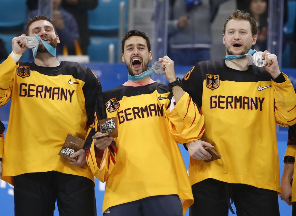 Nach der Enttäuschung kommt doch noch Jubel über die Silber-Medaille auf - es ist die erste für das deutsche Eishockey-Team nach Bronze 1976.