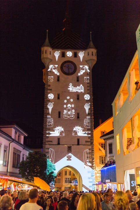 Die Projektion «Ouroborus» von Pascal Arnold beleuchtet den Stadtturm.
