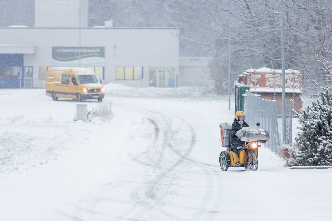 Reportage Paketpost Unterwegs mit dem Paket-Pöstler Stefan „Tschudi“ Bütler auf seiner Route durch Muri kurz vor Weihnachten.