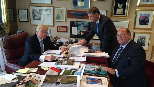 Ein Berater der ersten Stunde: Ed McMullen (rechts) mit Donald Trump (links) in dessen Büro in New York. (Archiv)
