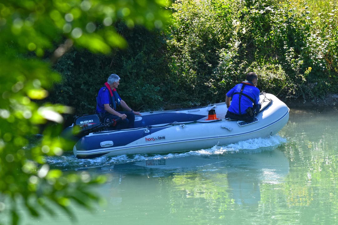 Die Polizei suchte zwischen der Oltner Bahnhofsbrücke und dem Wasserkraftwerk in Niedergösgen mit dem Schlauchboot Ufer und Wasser nach dem Mann mit der grünen Badehose ab.