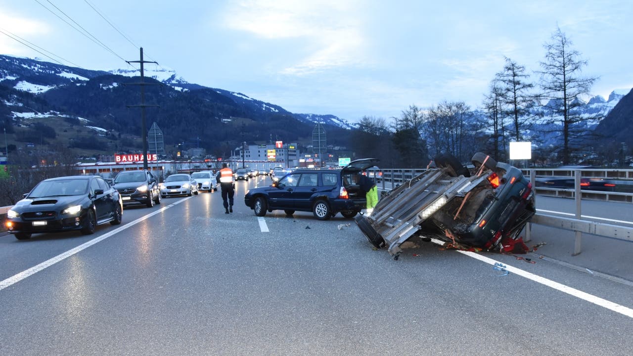 Mels (SG), 8. März Auf der Autobahn A13 zwischen Mels und Bad Ragaz ist ein Anhänger mit einem darauf geladenen Auto umgekippt. Es entstand Sachschaden in der Höhe von rund 10‘000 Franken.