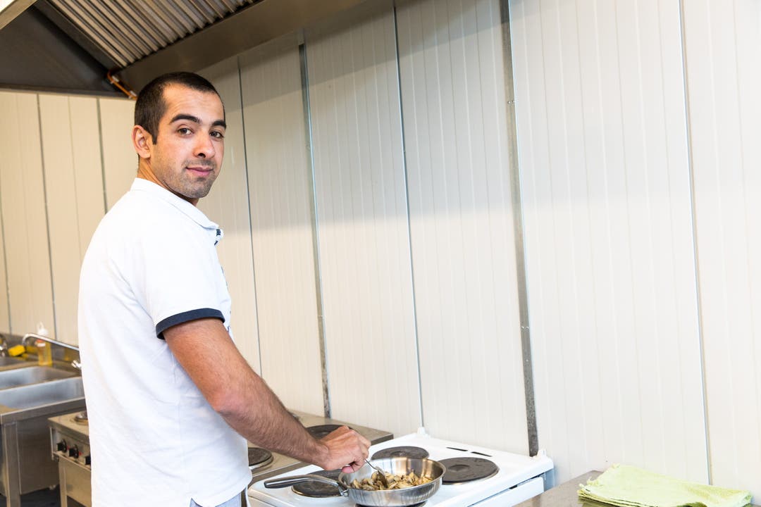 Kasimir aus dem Irak kocht sich eine Mahlzeit. Kasimir aus dem Irak kocht sich eine Mahlzeit in der Küche der Asylunterkunft im ehemaligen A3-Werkhof in Frick, am 8. Mai 2017.