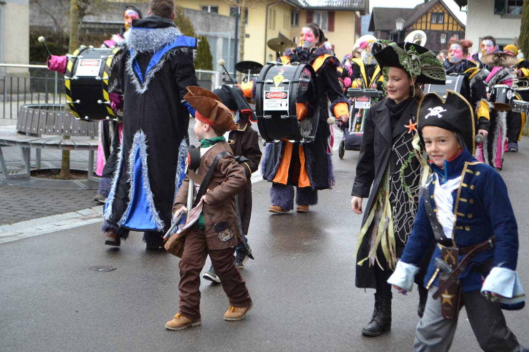 Birmensdorf im Fasnachtsfieber Aussergewöhnlich viele Teilnehmer in kreativen Kostümen. Die Kinderfasnacht vom Elternforum Birmensdorf organisiert. Geschränzt von Gugge Stiereschränzer Urdorf