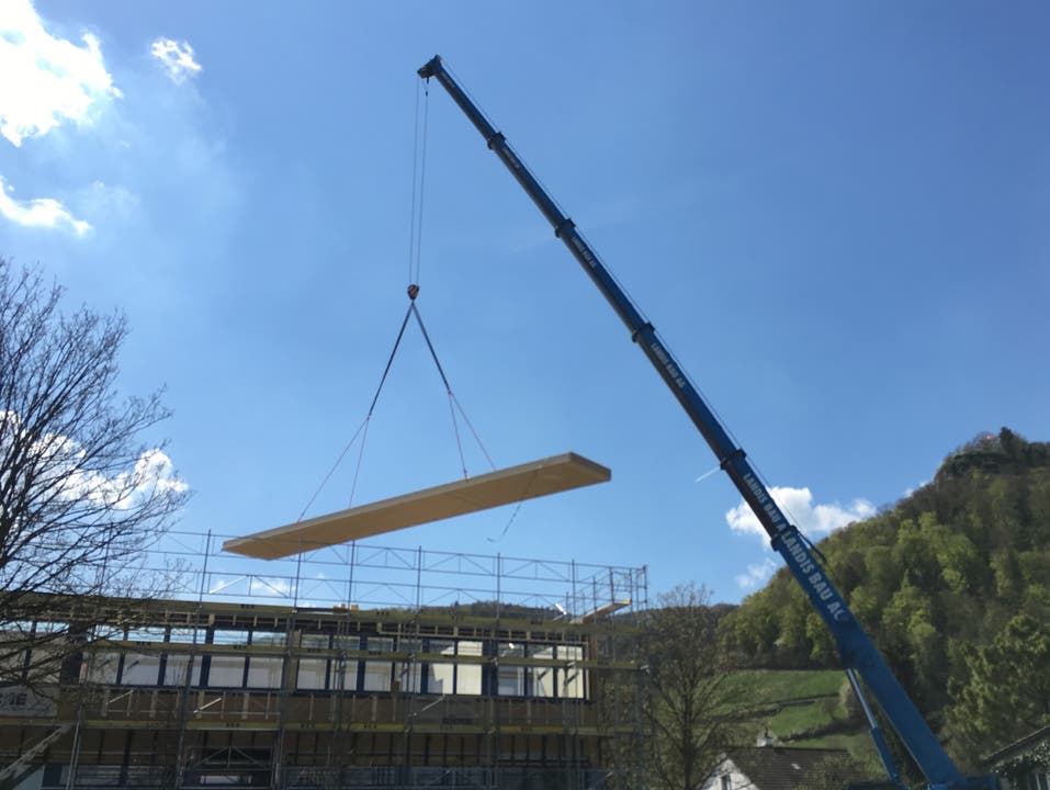 Mehr Platz für die Schule Villigen Der Kindergartenpavillon wird aufgestockt: Mitte April sind die vorgefertigten Bauelemente mithilfe eines Pneukrans montiert worden.