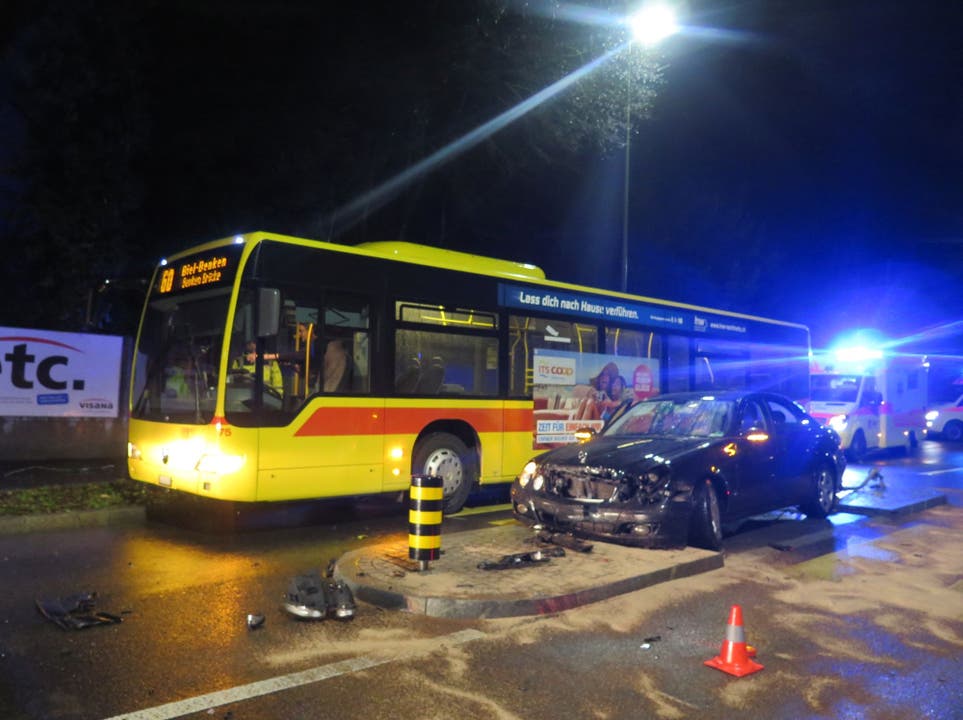 Oberwil BL, 16. Januar Ein 82-jähriger Autofahrer wollte in Oberwil einen Bus überholen, übersah jedoch die Verkehrsinsel. Der Mann und seine Beifahrerin wurden beim Unfall verletzt. Beide mussten ins Spital gebracht werden.