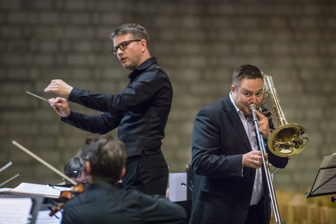 Orchesterleiter Hugo Bollschweiler (links) und Bassposaune-Solist Ben Green
