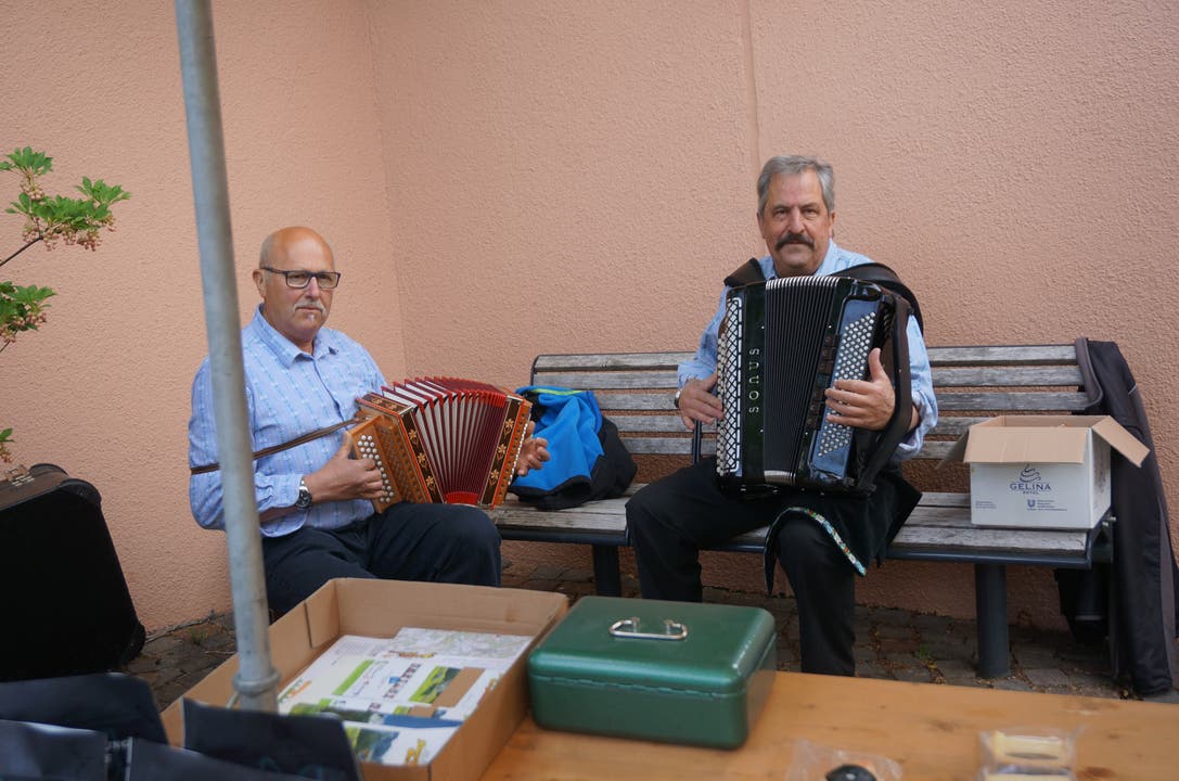 Frühlingsmarkt Dorfplatz Joseph Zay (links) und Roger Schuwey aus Imfang sorgen fuer die musikalische Unterhaltung beim Stand der Gemeinde Jaun