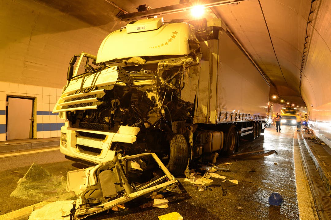 Tunnel Eich (LU), 23. April Die Autobahn A2 musste in der Region Luzern mehrere Stunden gesperrt werden, nachdem vier Lastwagen in eine Auffahrkollision verwickelt wurden. Vier Personen mussten zudem ins Spital eingeliefert werden.