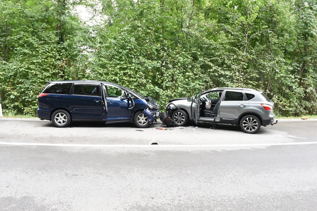 Uhwiesen (ZH), 24. August Zwei Personenwagen sind frontal miteinander kollidiert - die Fahrerin eines in England zugelassenen Autos war auf der linken Strassenseite gefahren. Acht Personen wurden verletzt, eine davon schwer.