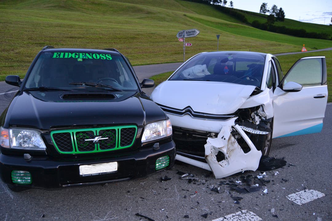 Entlebuch (LU), 23. August Aus noch ungeklärten Gründen kollidierten zwei Fahrzeuge. Beide Lenker verletzten sich beim Unfall und mussten in ein Spital gebracht werden.