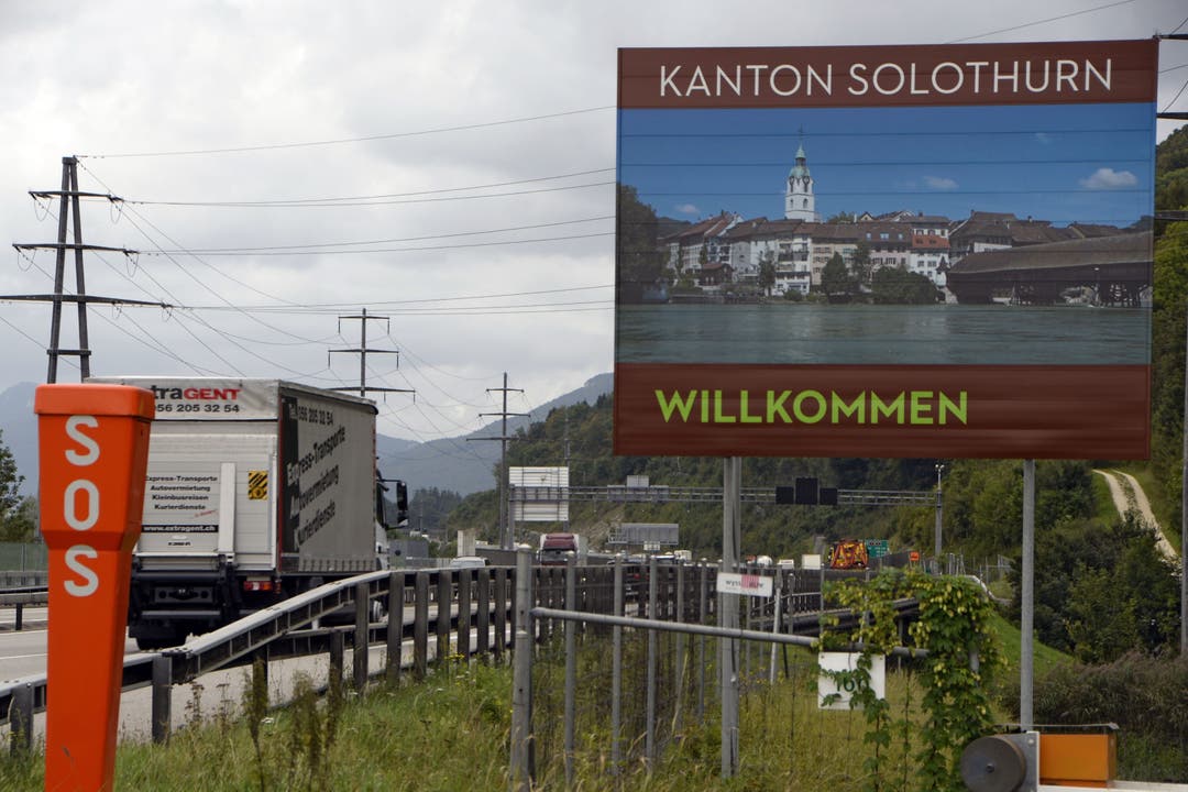 So werden Besucher und Durchreisende im Kanton Solothurn willkommen geheissen. In Olten mit Altstadt und Holzbrücke ...