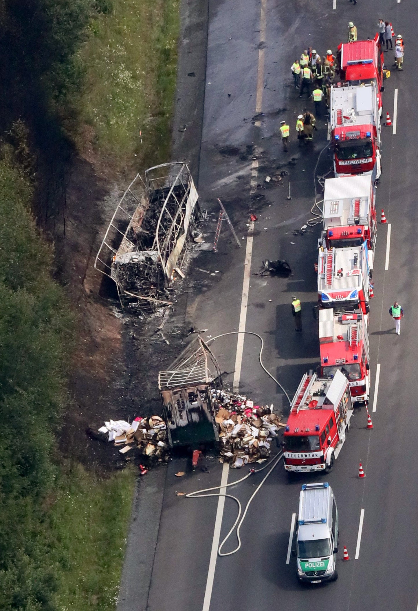 Deutschland - Schwerer Unfall In Bayern: Bus Komplett Ausgebrannt ...