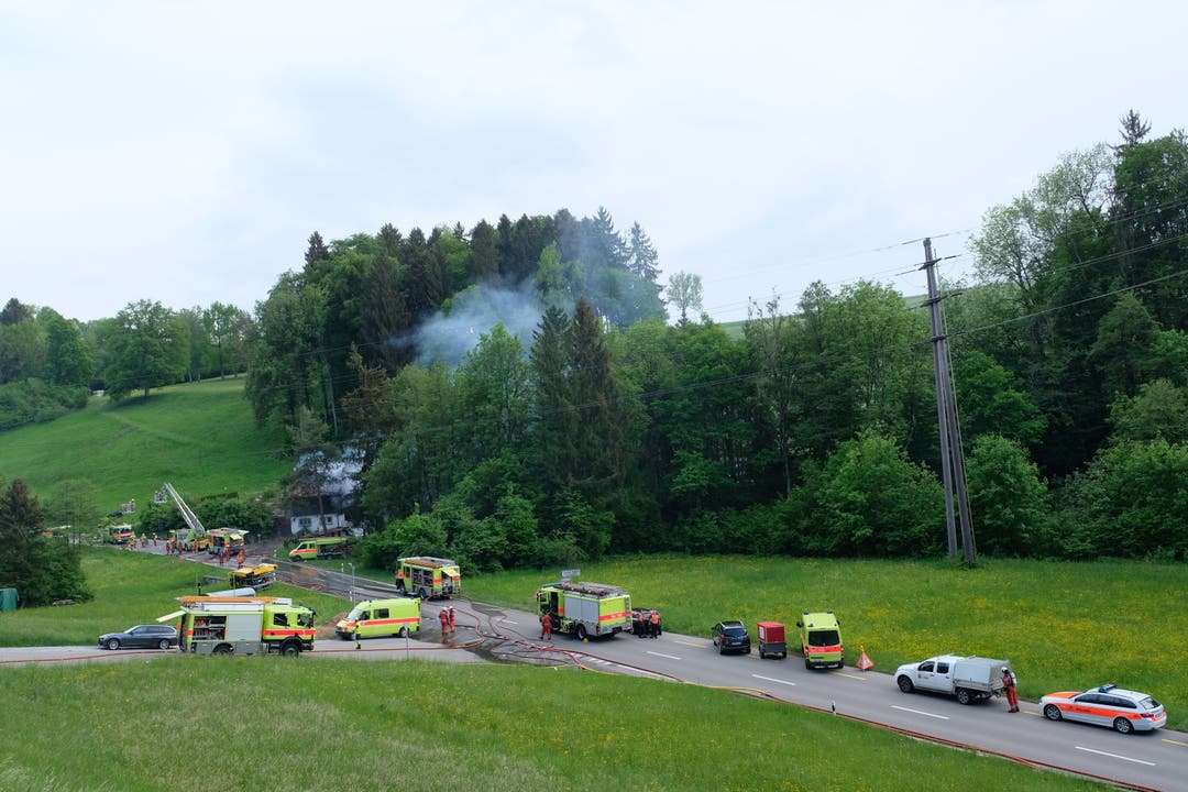 Eine neben dem Gebäude liegende Einstellhalle konnte vor den Flammen geschützt werden, teilt die Kantonspolizei mit. Einfamilienhaus brennt an der Luzernerstrasse in Birmensdorf am 7. Mai 2018