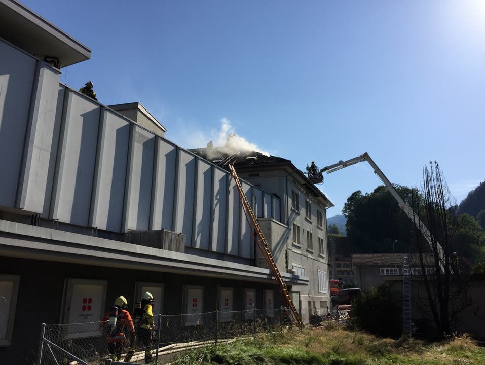 Wattwil SG, 1. Juli Ein Baum fing Feuer, als ein Mann Gartenabfälle verbrennen wollte. Das Feuer griff auf den Dachstock Manor-Bürogebäudes über. Die Feuerwehr war mit einem Grossaufgebot vor Ort. Der genaue Sachschaden dürfte gemäss ersten Schätzungen über 100'000 Franken betragen.
