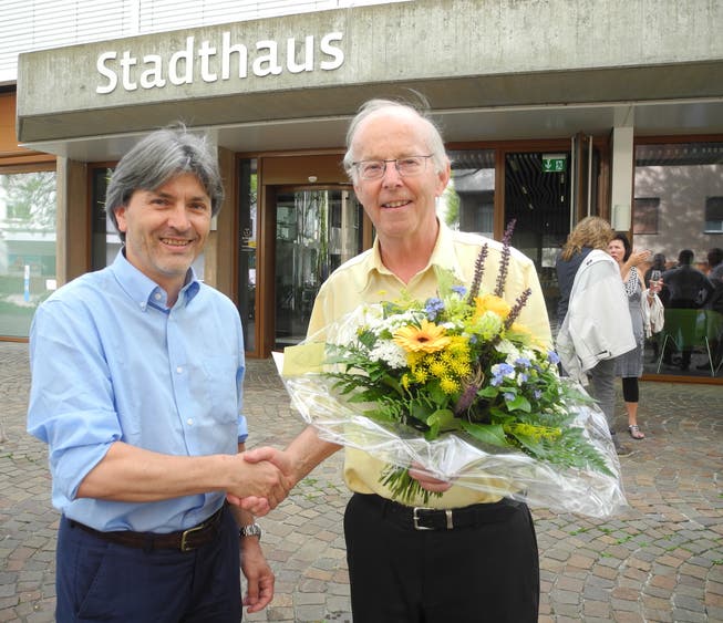 Stadtpräsident Toni Brühlmann-Jecklin (SP) gratuliert seinem Nachfolger Markus Bärtschiger (SP).