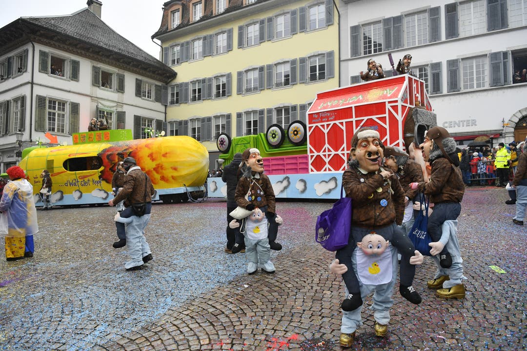Fasnachtsumzug Solothurn Sans-Gêne Zuchu: «Rund um aues verchert, d'Wäut steit chopf»