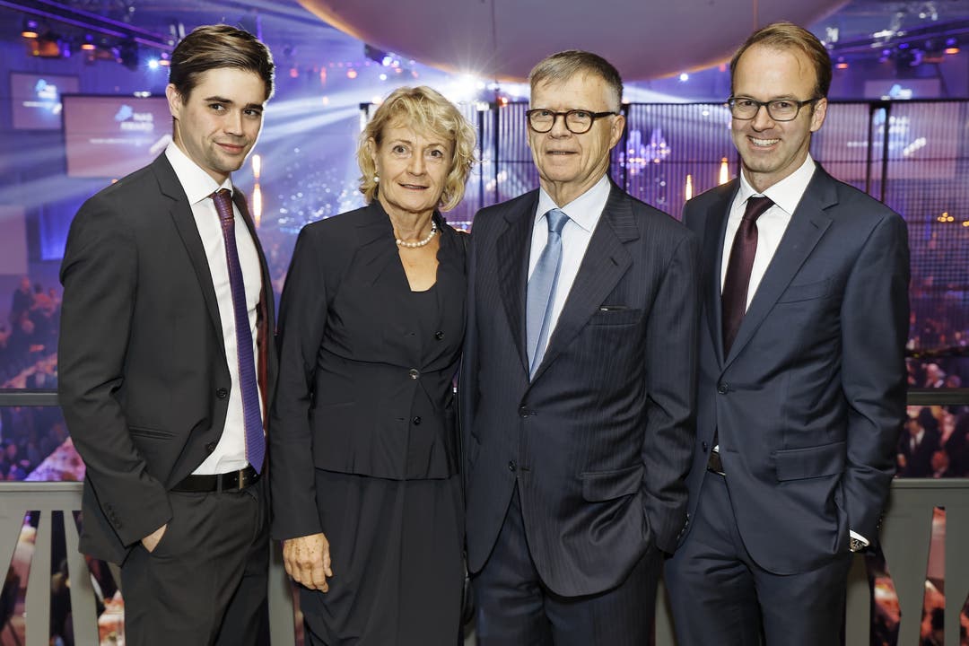 AZ-Verlegerfamilie Florian, Maja und Peter Wanner mit AZ-Medien-CEO Axel Wüstmann.
