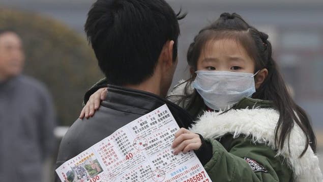 Ein Kind trägt einen Mundschutz gegen den Smog in Peking. (Archiv)