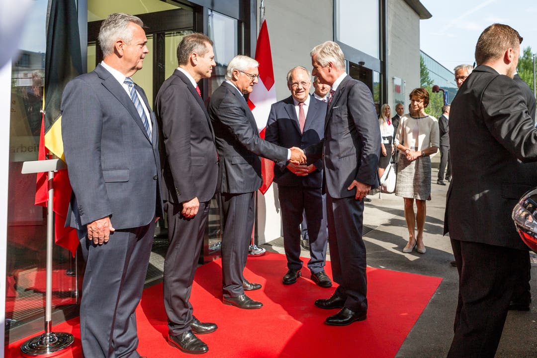 ABB-CEO Peter Voser begrüsst König Philippe.