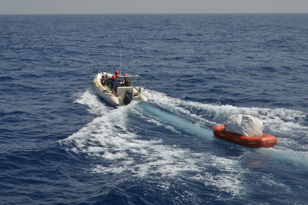Die Organisation entlastet überladene Flüchtlingsboote mit Rettungsinseln und versorgt die Menschen mit Rettungswesten und Wasser.