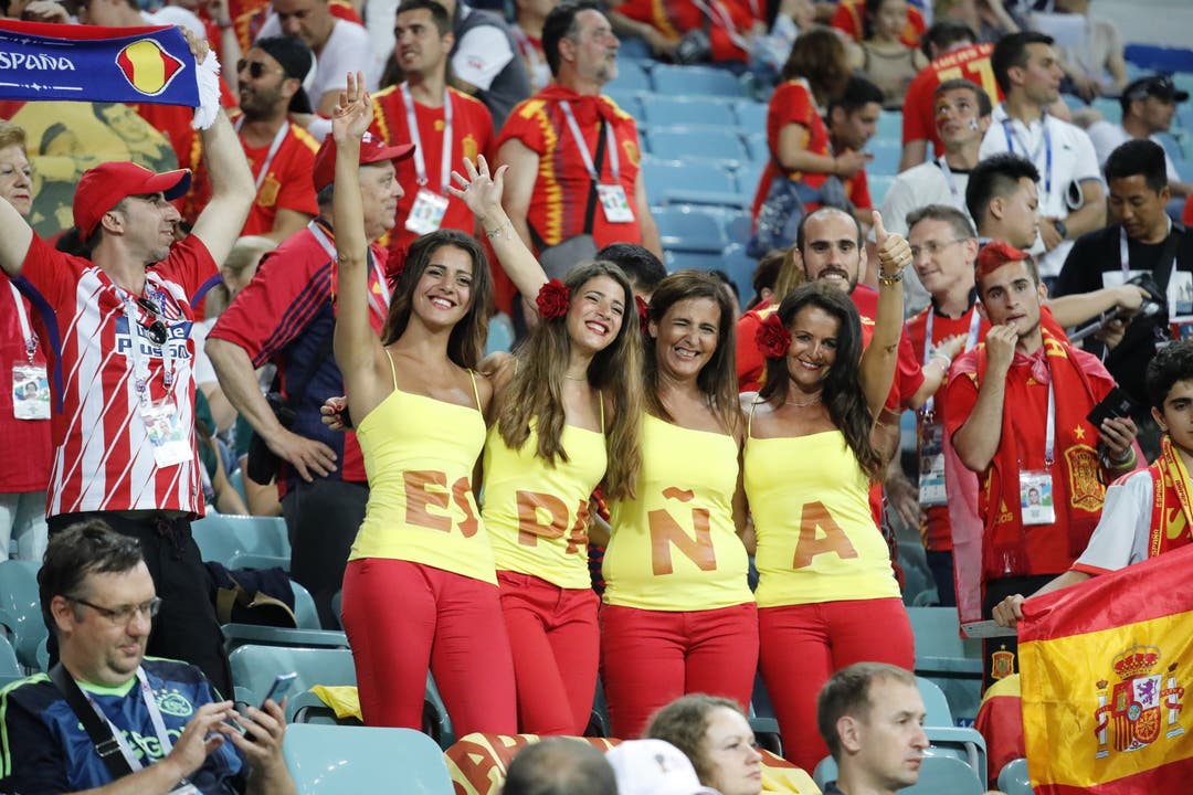 Spanische Fans freuen sich auf das Spiel.