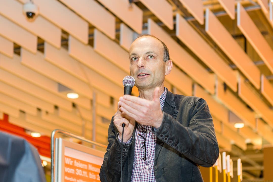 Der neue Gemeindeammann (ab 1. Januar 2018) Marco Genoni hält eine Ansprache.