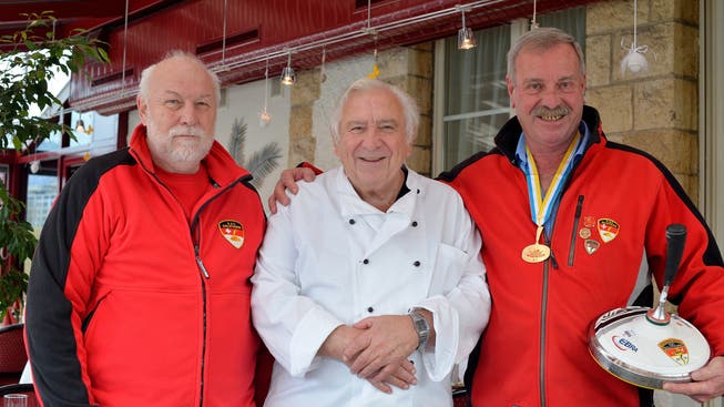 Peter Moor (Sportchef des ESC Solothurn), Fritz Jörg (Sponsor der Sunny-Boys) und Seriensieger Fredy Weyermann.