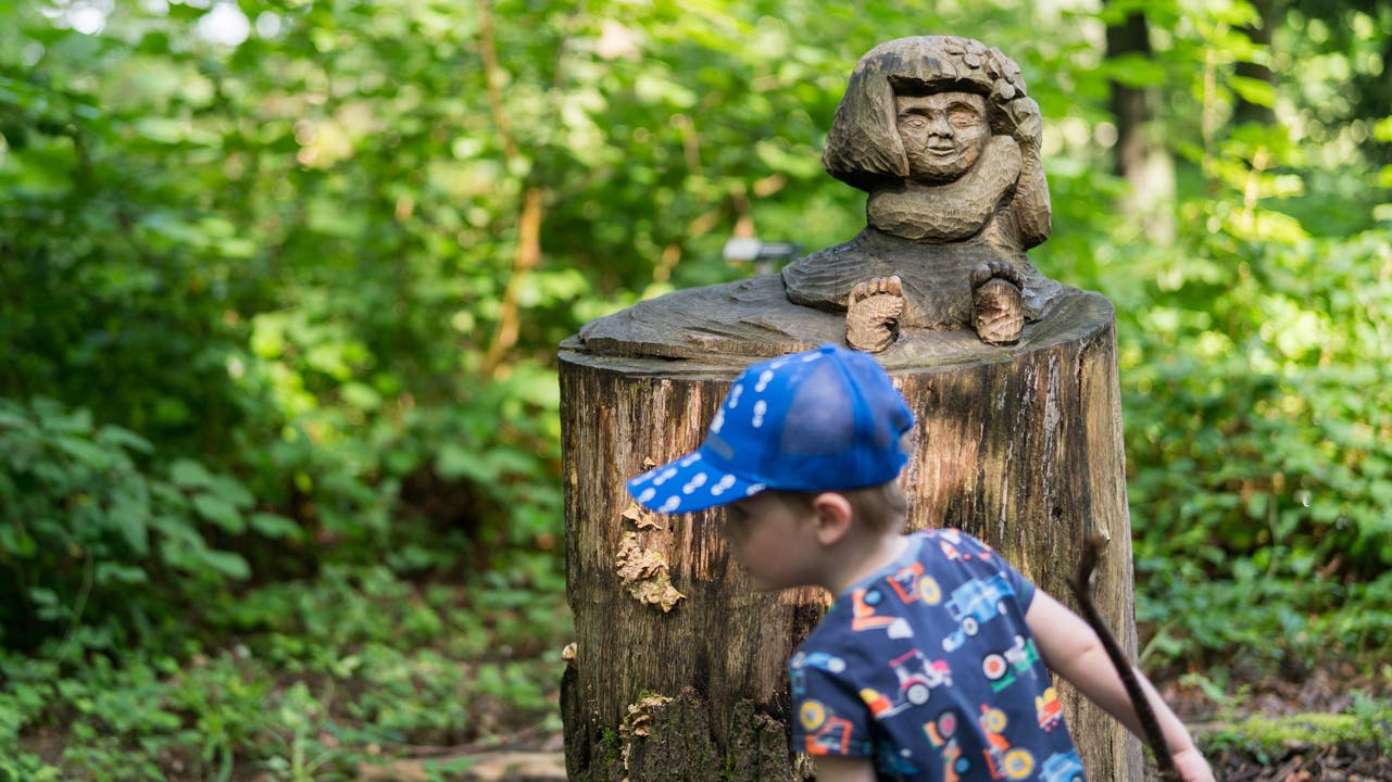 Auf dem Skulpturenweg in Reinach BL entdeckten vor allem die kleinen Leserwanderer allerlei Figuren im Wald