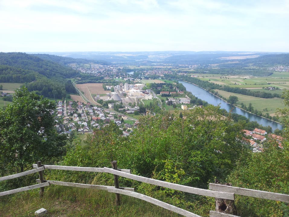 Blick vom Nachbarort Rekingen auf die Rheinlandschaft bei Bad Zurzach.