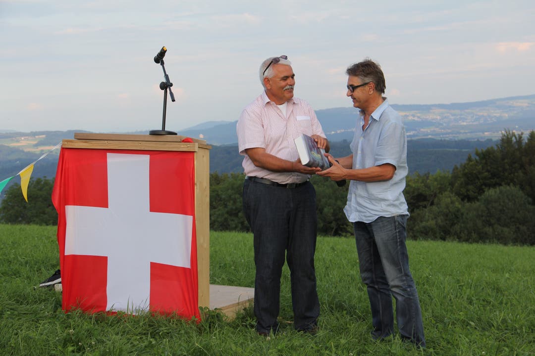 Bözberg feiert den 1. August 2014 bei der Linner Linde. Peter Plüss dankt dem Festredner und AZ-Sportredaktor Ruedi Kuhn.