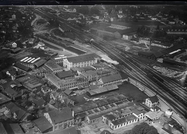 Sprecher und Schuh zwischen 1918 und 1937: Die Fabrik für elektrische Apparate neben den Bahngeleisen.