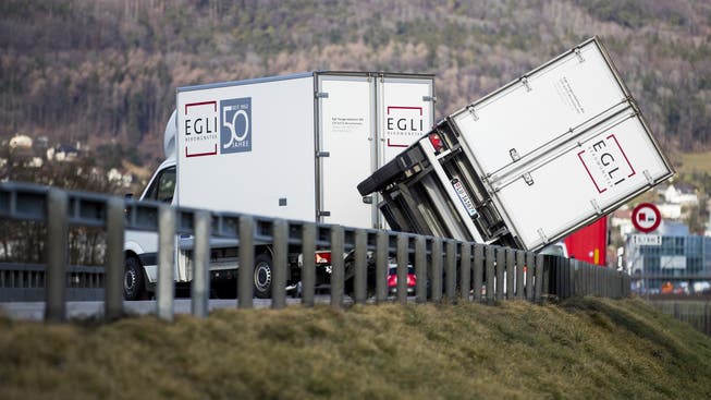 Ein durch den Sturm Burglind umgestürzter Lastwagen blockiert die Durchfahrt auf der Autobahn A1 Fahrtrichtung Bern zwischen Oensingen und Niederbipp.