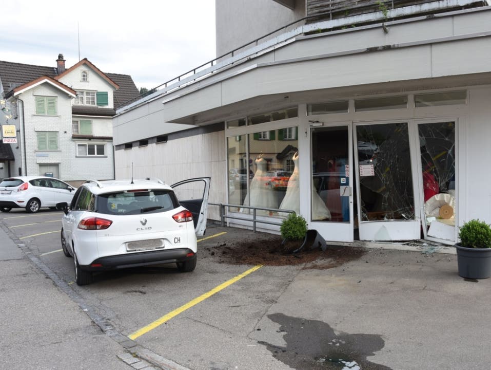 Degersheim (SG), 16. Juni Ein Auto hat sich selbständig gemacht und die Glastüre eines Brautmodegeschäfts gerammt. Der 68-jährige Besitzer hatte es abgestellt, ohne es richtig zu sichern.
