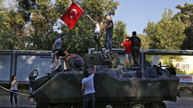 Der Putsch scheiterte auch am Widerstand der Bevölkerung: Junge Türken jubeln am Morgen des 16. Juli 2016 auf einem gepanzerten Transportfahrzeug.