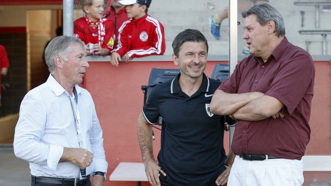 Roger Geissberger (r.), Vizepräsident und Leiter Ressort Sport, mit Trainer Jurendic. Links FCA-Präsident Alfred Schmid.
