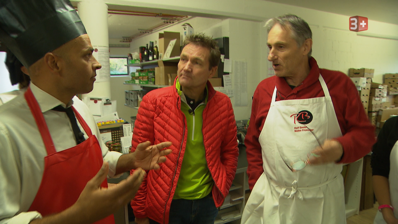 Beim Mellinger Käsepapst Rolf Beeler probieren Robin Deb Jensen und sein Team hochwertigen Mozzarella.