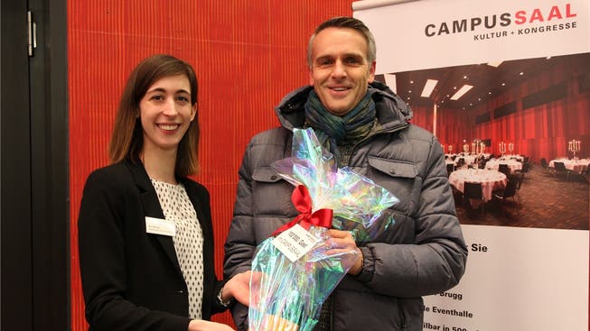 Kim Böhlen, Marketing-Verantwortliche, überreicht Patrick Lichtsteiner zur Feier des Anlasses ein Geschenk.
