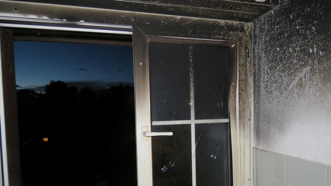Der Brand im Bereich des Küchenherdes war rasch gelöscht. Es entstand Russschaden in mehreren Zimmern der Wohnung.