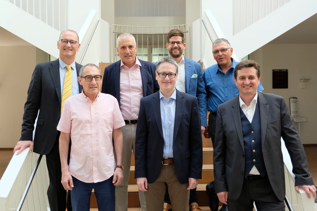 So präsentiert sich der neue Stadtrat: Reto Siegrist (CVP), Rolf Schaeren (CVP), Heinz Illi (EVP), der als Stadtpräsident gewählte Roger Bachmann (SVP), Philipp Müller (FDP), Lucas Neff (Grüne) und Anton Kiwic (SP).