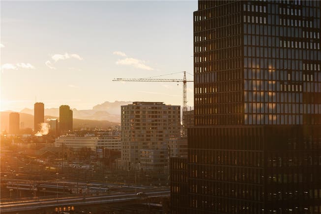 Zwei Generationen von Wohntürmen: Vorne das Westlink in Zürich Altstetten, im Hintergrund die Hardau-HochhäuserKEYSTONE/CHRISTIAN BEUTLER