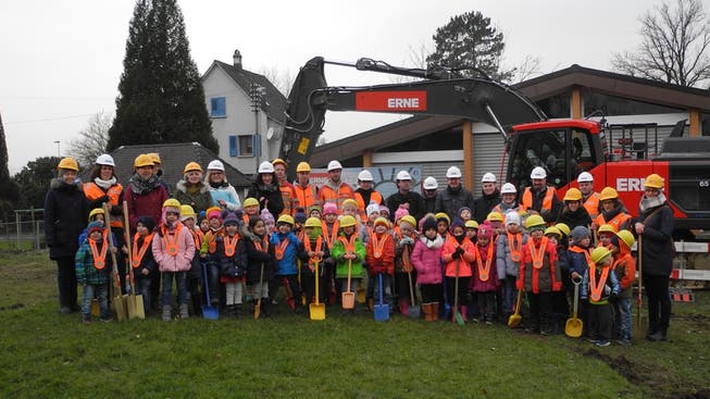 Am Spatenstich für den neuen Kindergarten Vogtsmatt waren die Laufenburger Kindergärtler ebenso voller Vorfreude wie die Verantwortlichen von Schule, Gemeinde und Baufirmen.